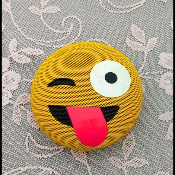 Bluetooth Wireless Speaker Emoji Wink Face - Picture 1 of 5
